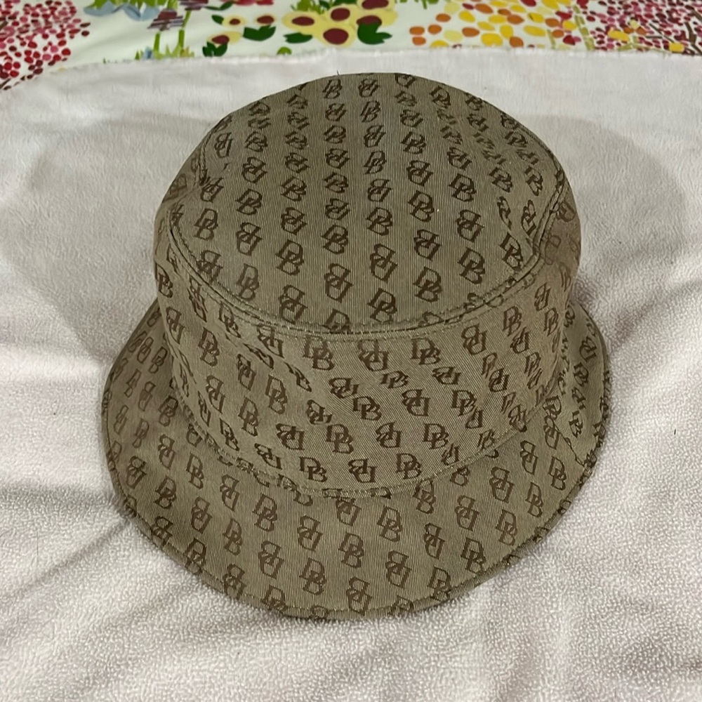 Dooney & Bourke vintage tan bucket hat size medium in perfect condition.